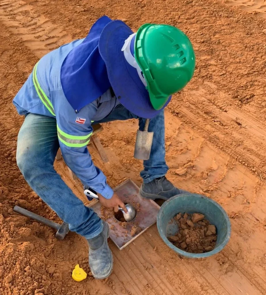 Ensaio de densidade in situ com cone de areia em Goiânia: controle de compactação conforme ABNT NBR